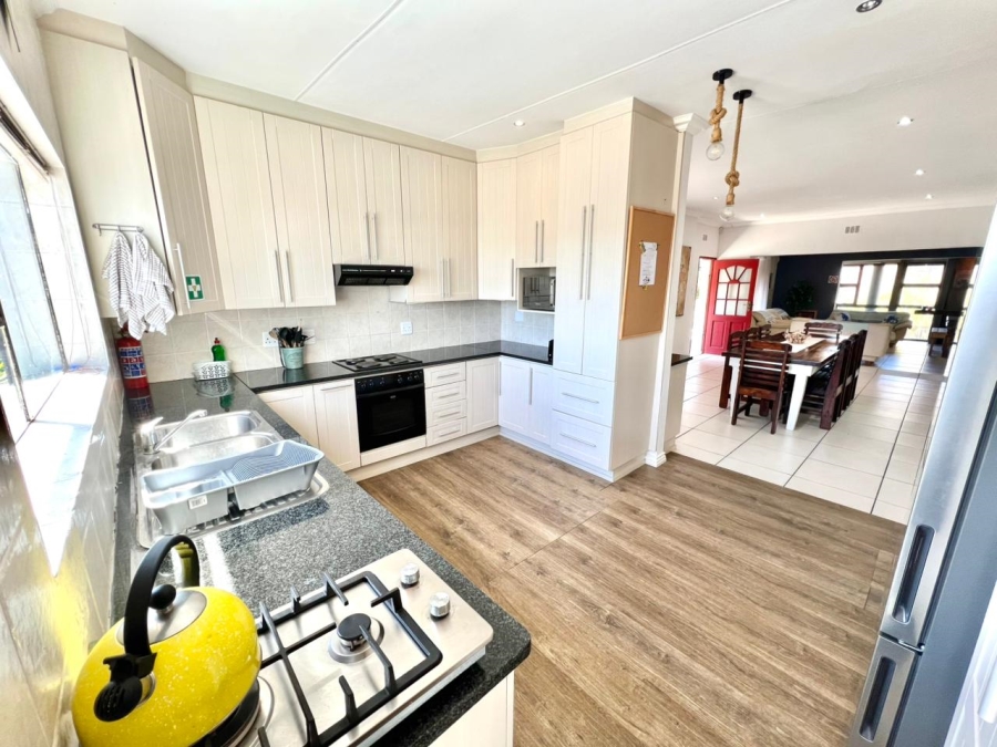 5 Bedroom Property for Sale in Paradise Beach Eastern Cape